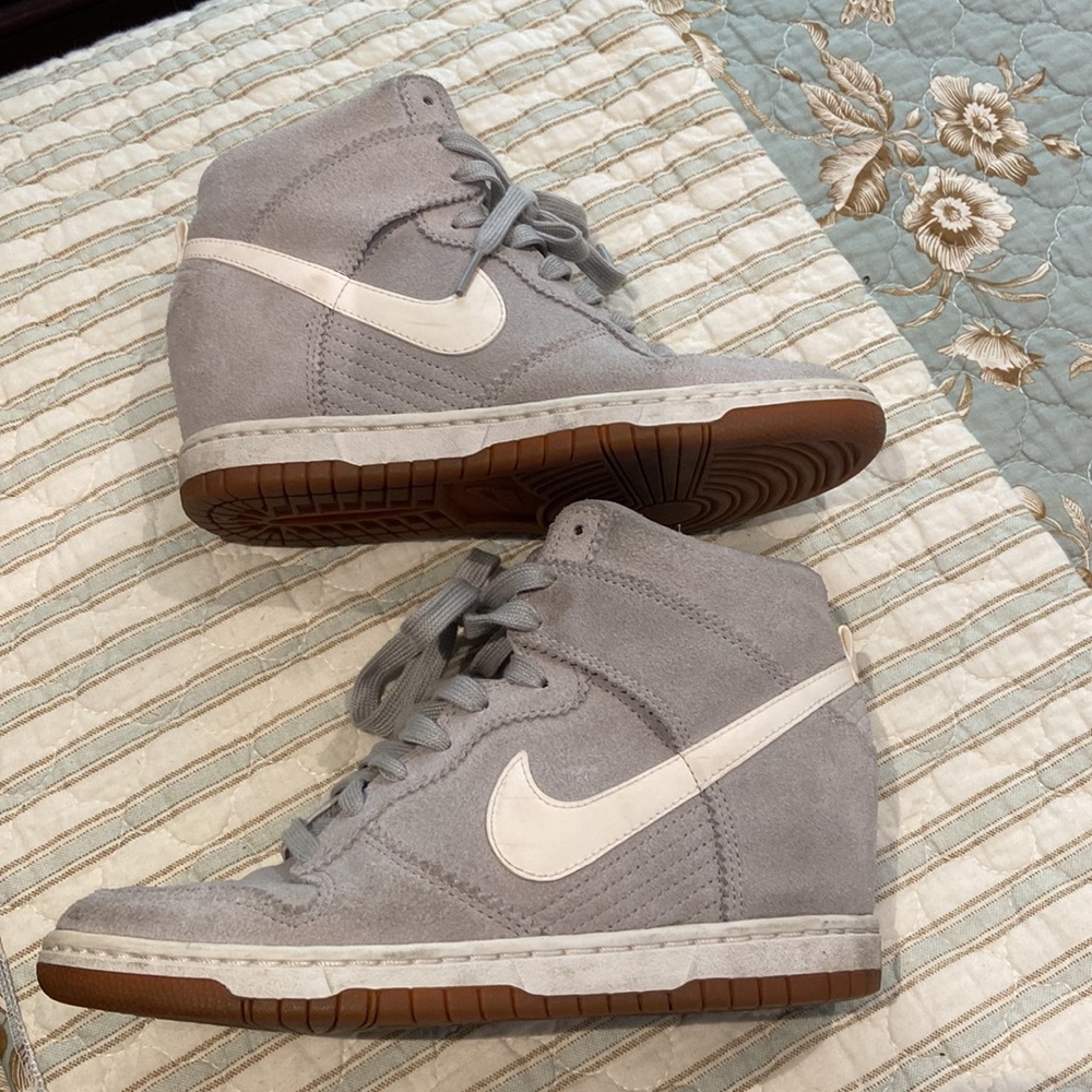 Woman’s high top Nike sneakers dunks? - Picture 3 of 7